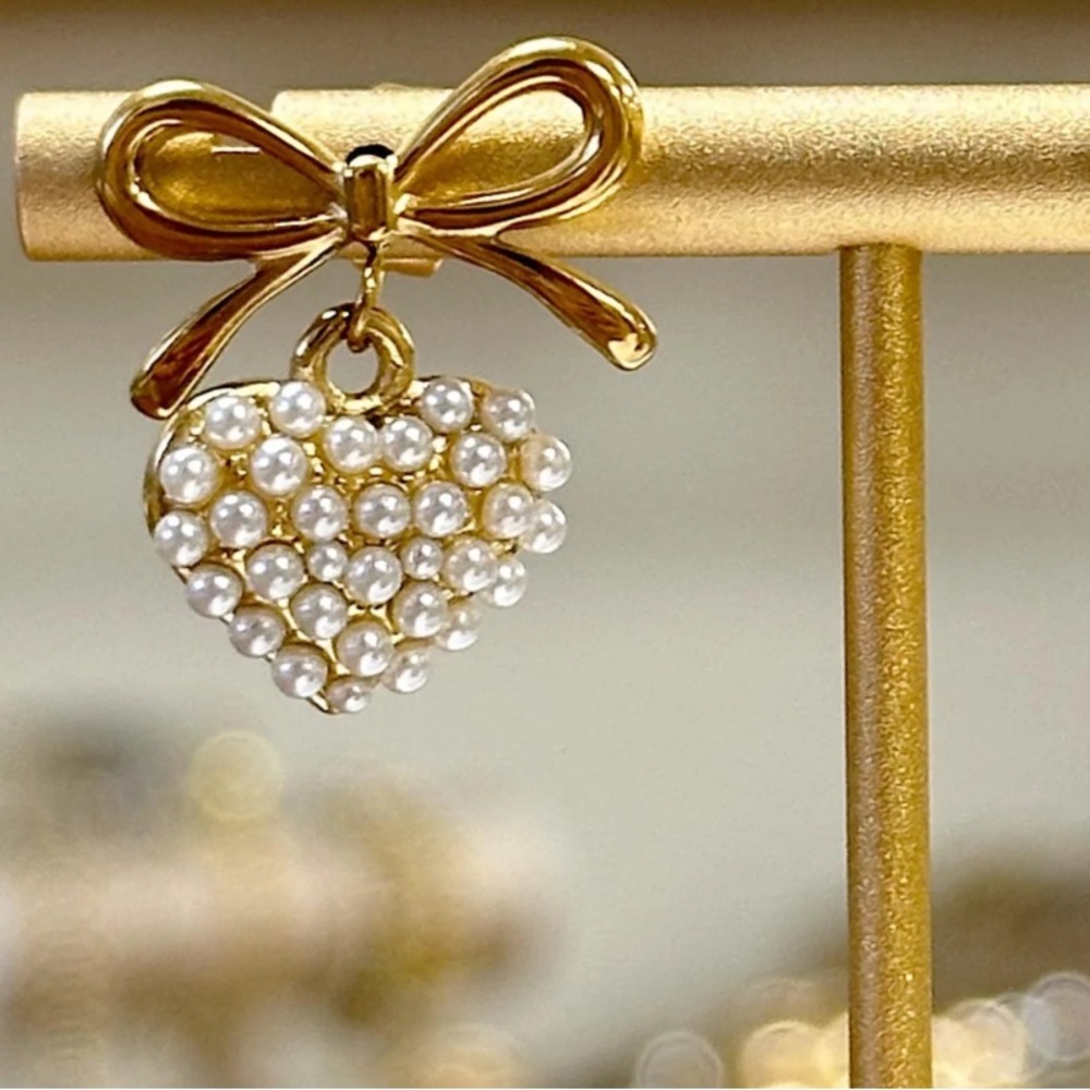 Pearl Love Pendant with Bow Knot Earrings
18K Gold Plated Stainless Steel - Picture 10 of 12